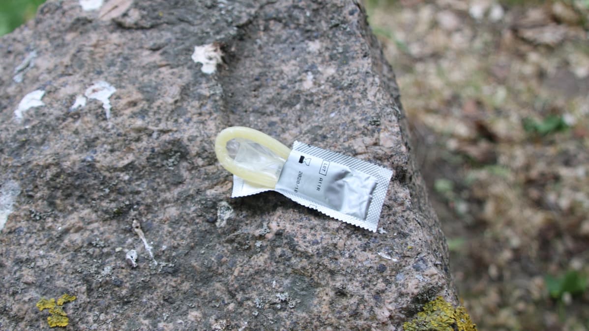 Avattu kondomipaketti