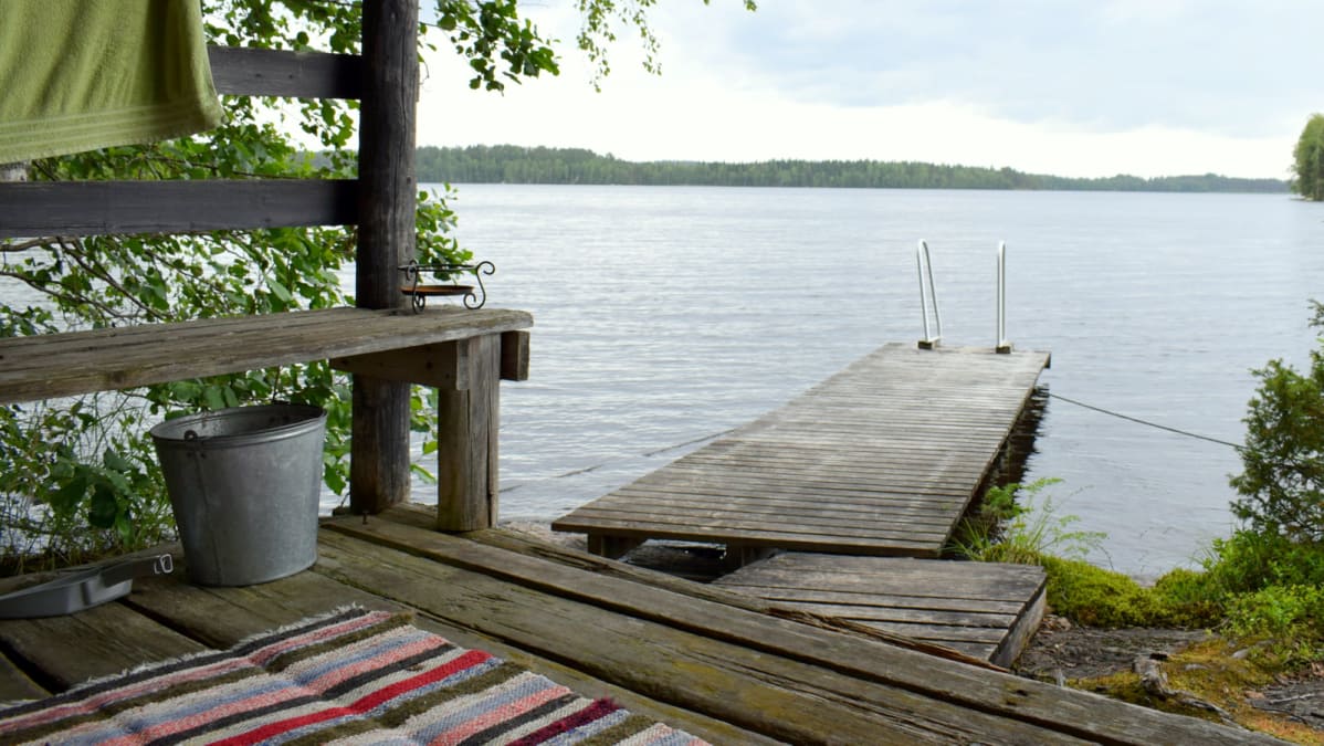 Saunan terassilta näkyy kaunis järvimaisema.