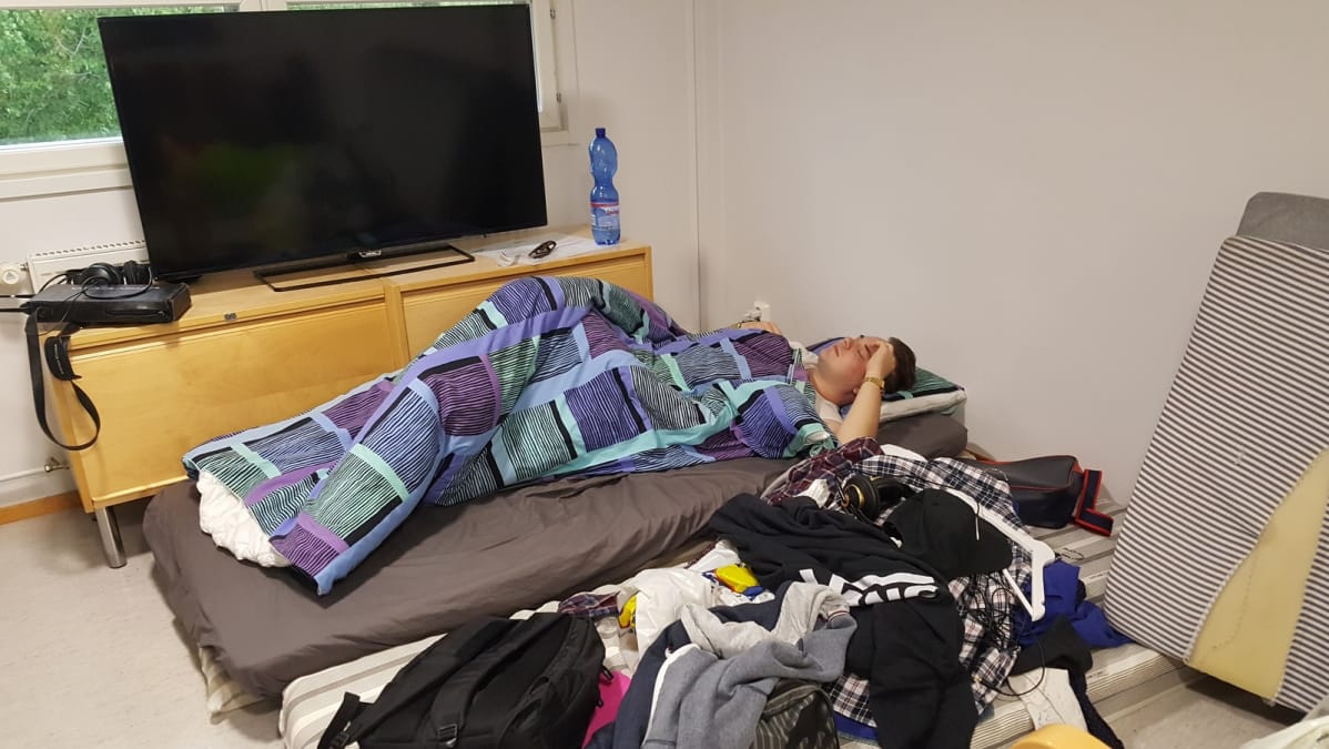 Toni Karinko makaa patjalla
