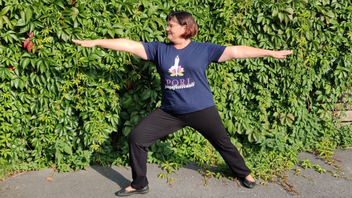 Päivi Heurlin joogaa.