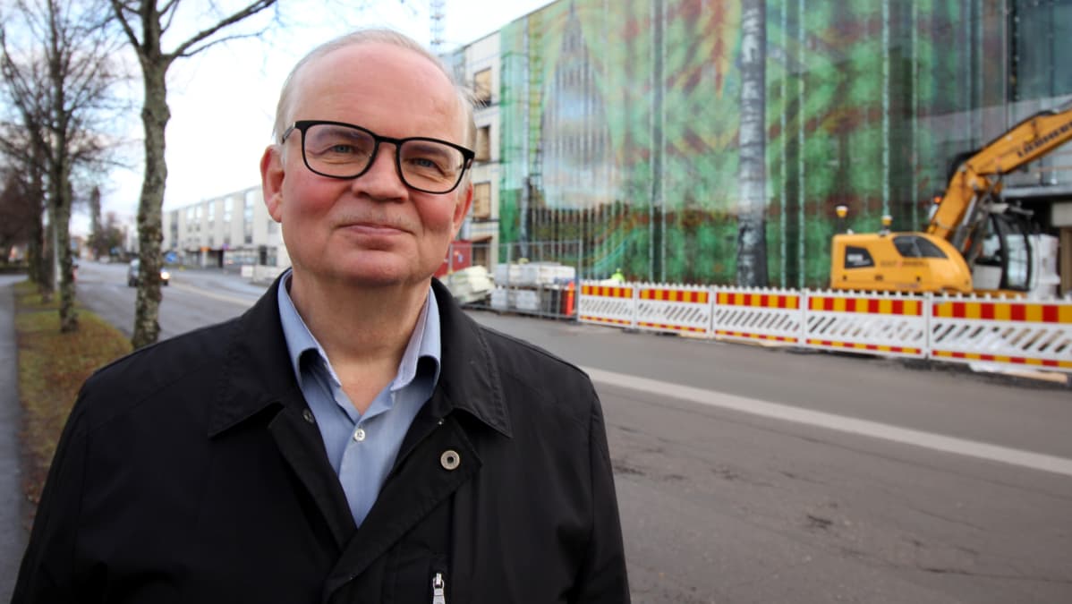 Essote kuntayhtymän johtaja Risto Kortelainen Mikkelin keskussairaalan edustalla marraskuussa 2018.
