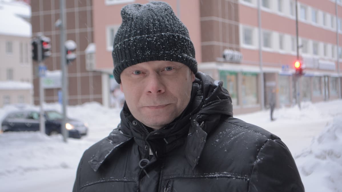 Kuopion seudun Viisaan liikkumisen -hankkeen projektipäällikkö Jouni Huhtinen seisoo Haapaniemenkadulla Kuopion keskustassa.
