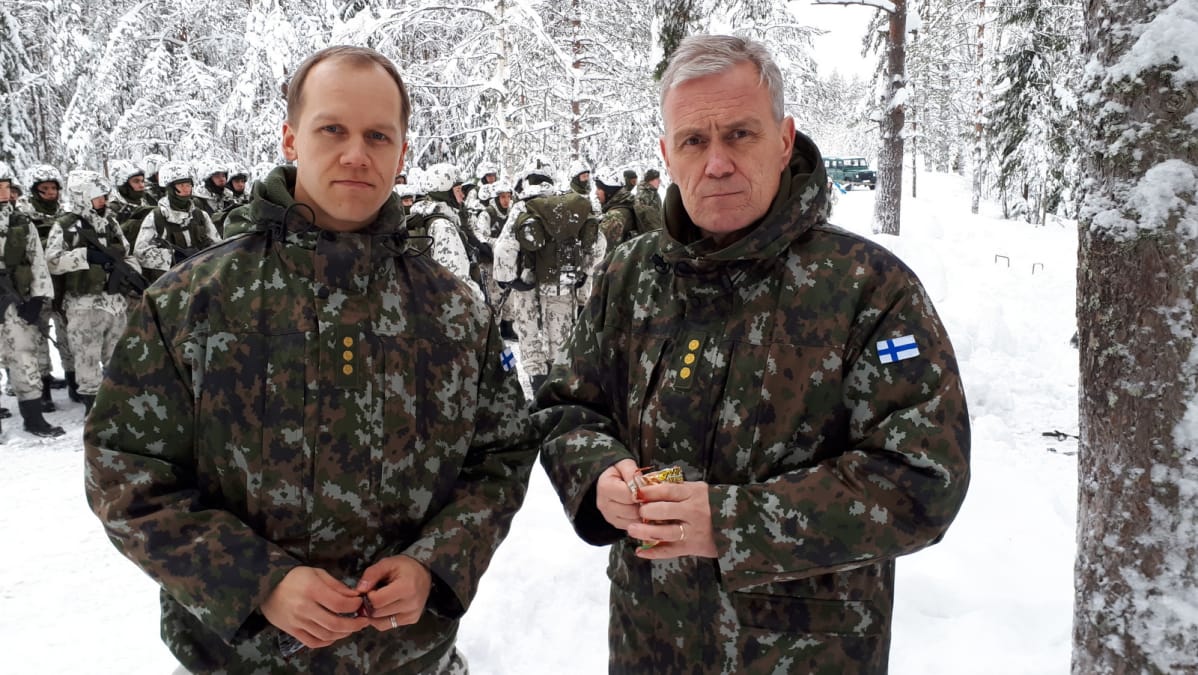Jääkärikomppanian päällikkö kapteeni Heikki Lämsä ja RUK:n komentaja eversti Jouko Rauhala.