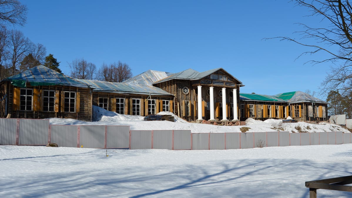 Monrepos puiston kartanon päärakennus paraatipuoli
