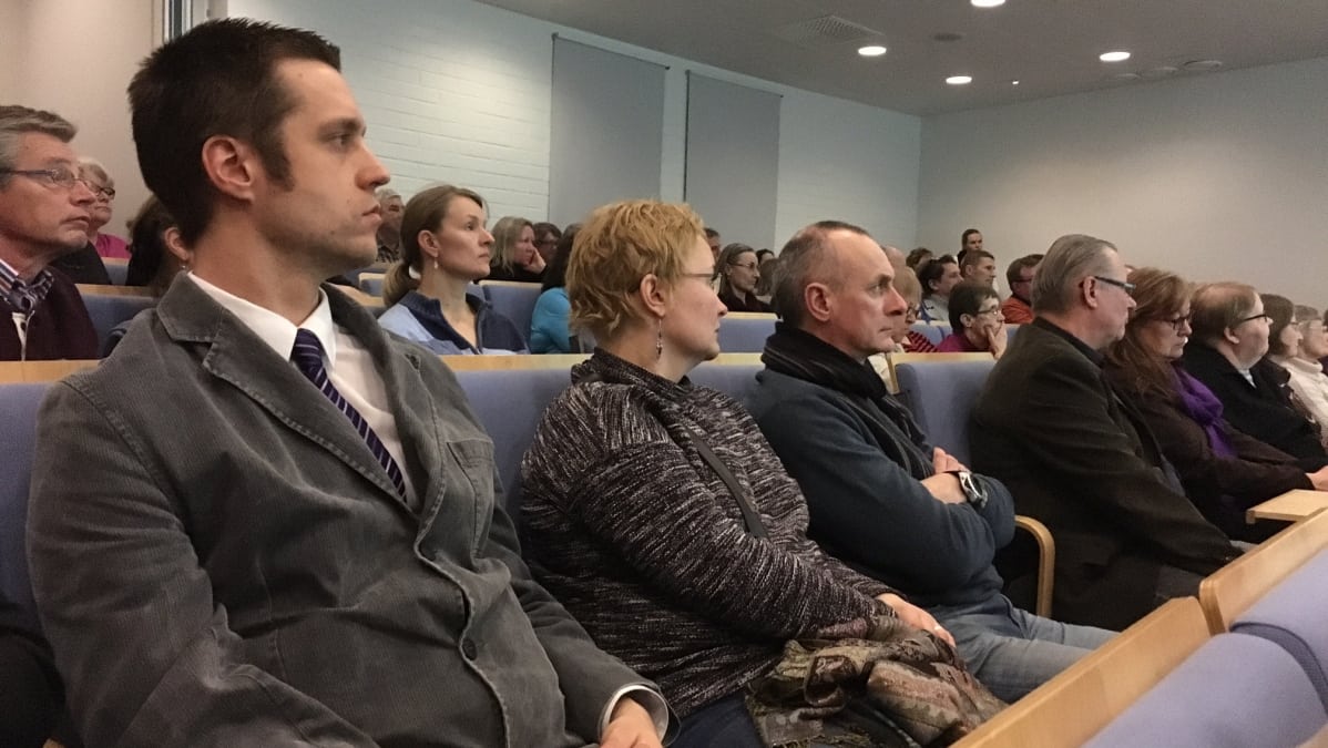 Asukastilaisuus täytti Aleksis Kiven koulun auditorion.