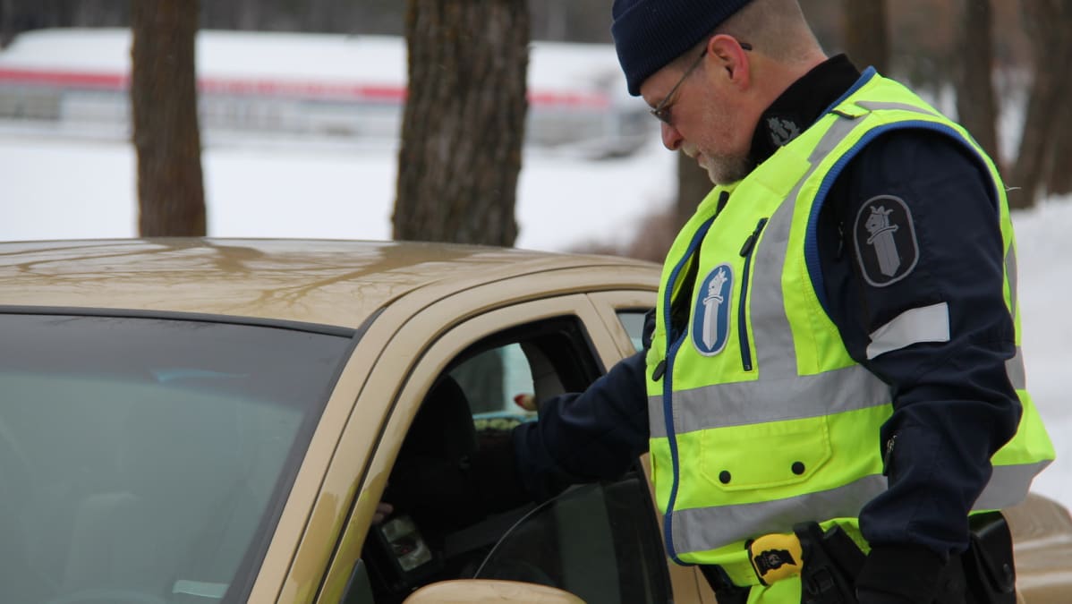 Poliisi puhalluttaa autoilijaa