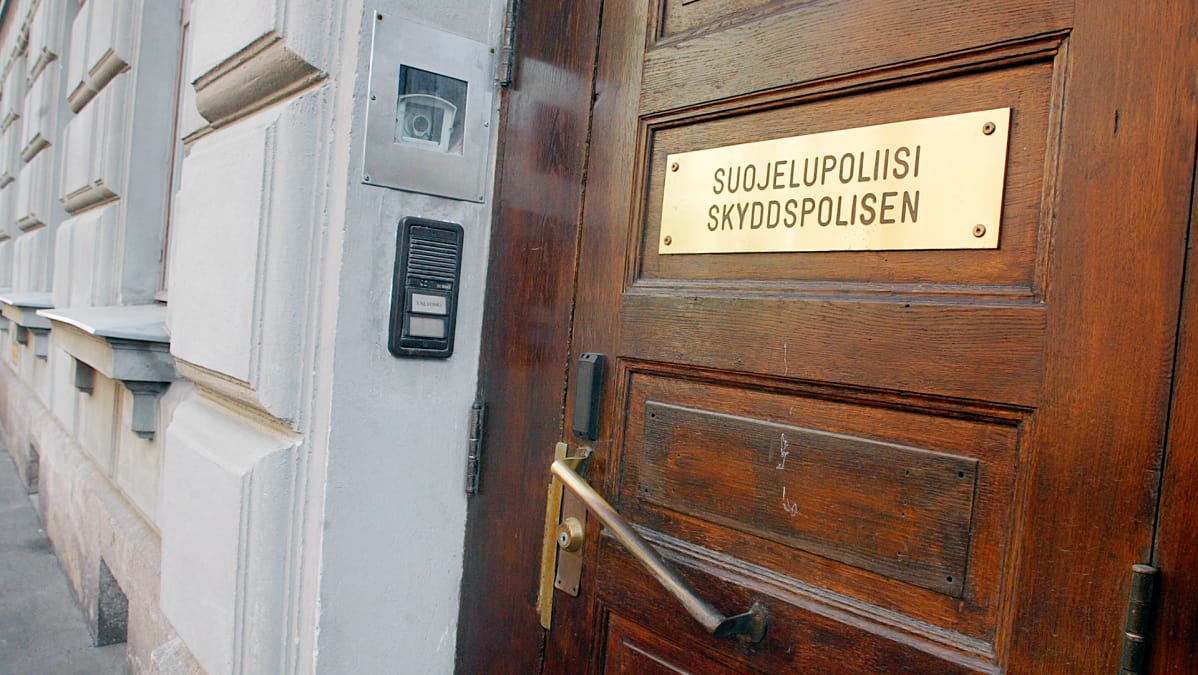 Suojelupoliisin ulko-ovi Helsingissä.