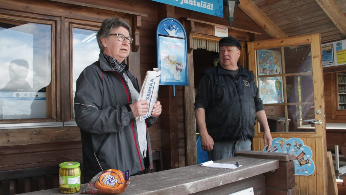 Tarja Vitikainen ja Tuomo Hyyryläinen kioskilla.