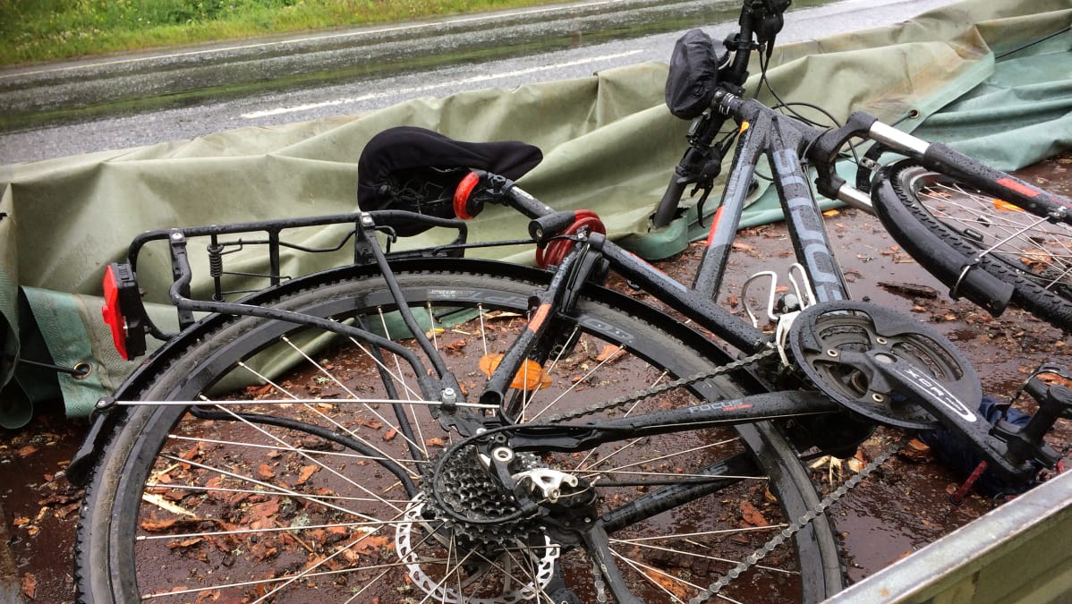 Rengasrikki, polkupyörä peräkärryssä.