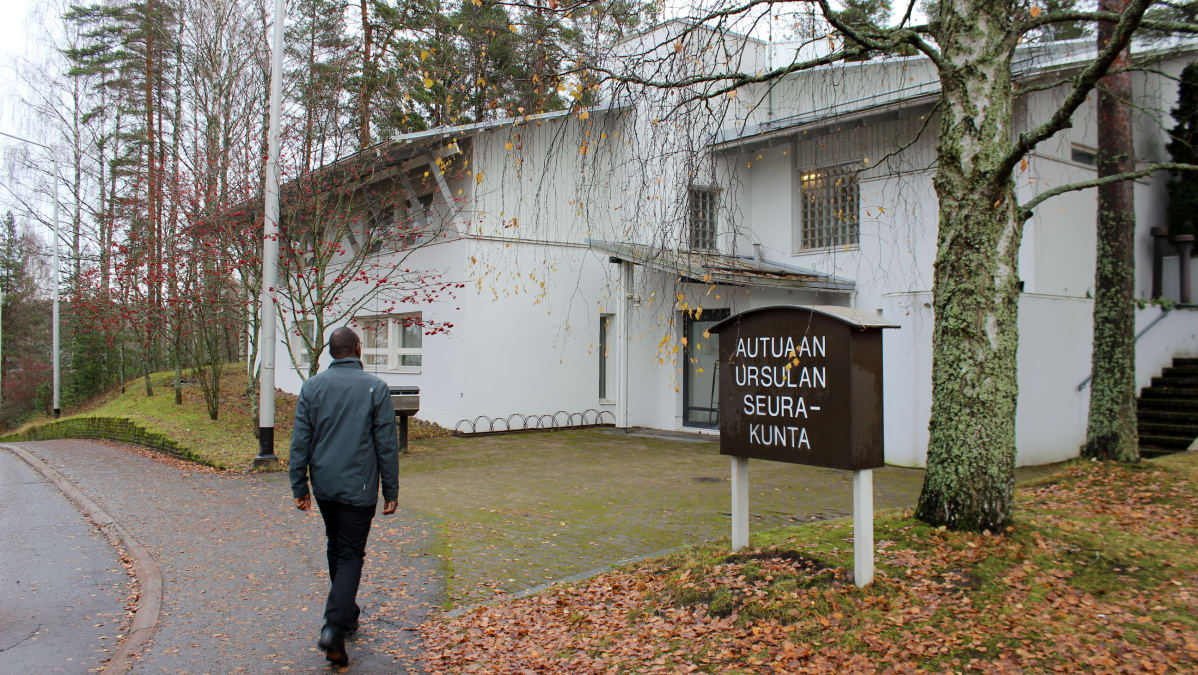 Jean Claude Kabeza kävelemässä Pyhän Ursulan seurakunnan kirkolle