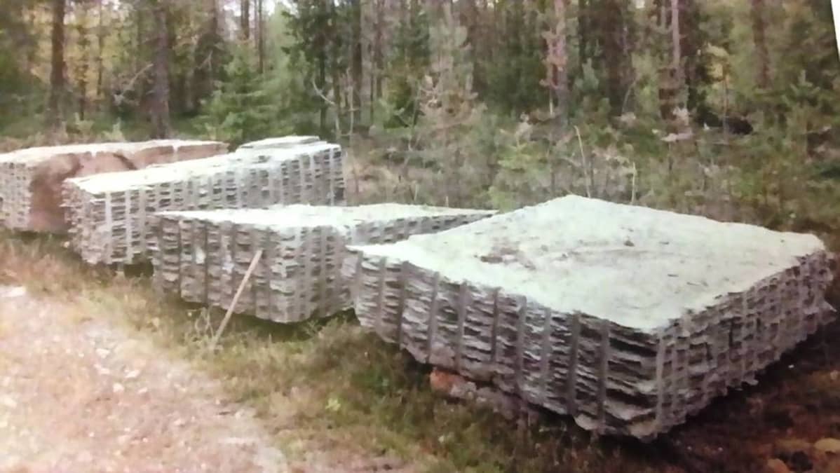 Kalliosta louhittuja kivenlohkareita