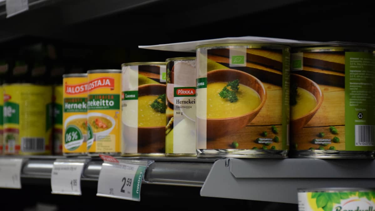 Purkkihernekeittoja kaupan hyllyllä