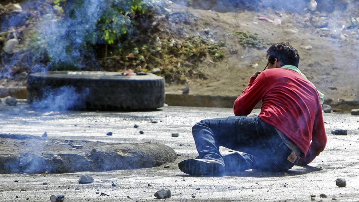 Opiskelija maassa saatuaan osuman kumiluodista protesteissa Managuassa Nicaraguassa 21. huhtikuuta.