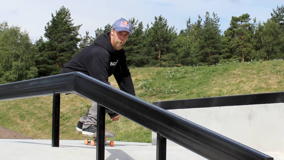 Roope Tonteri skeittaa Kouvolan skeittipuistossa