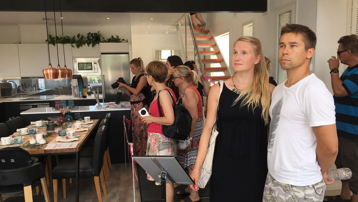 Kempeleläiset Eveliina ja Jouni Lohi messutalossa.