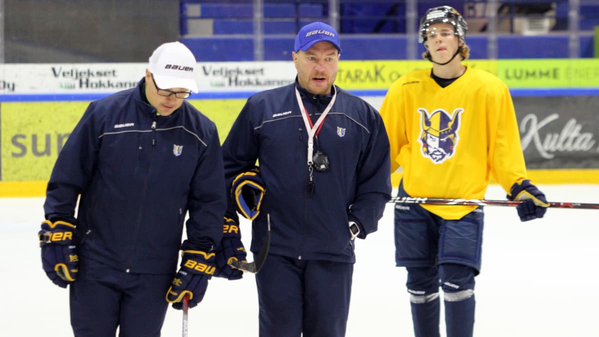 Jukurien päävalmentaja Pekka Kangasalusta