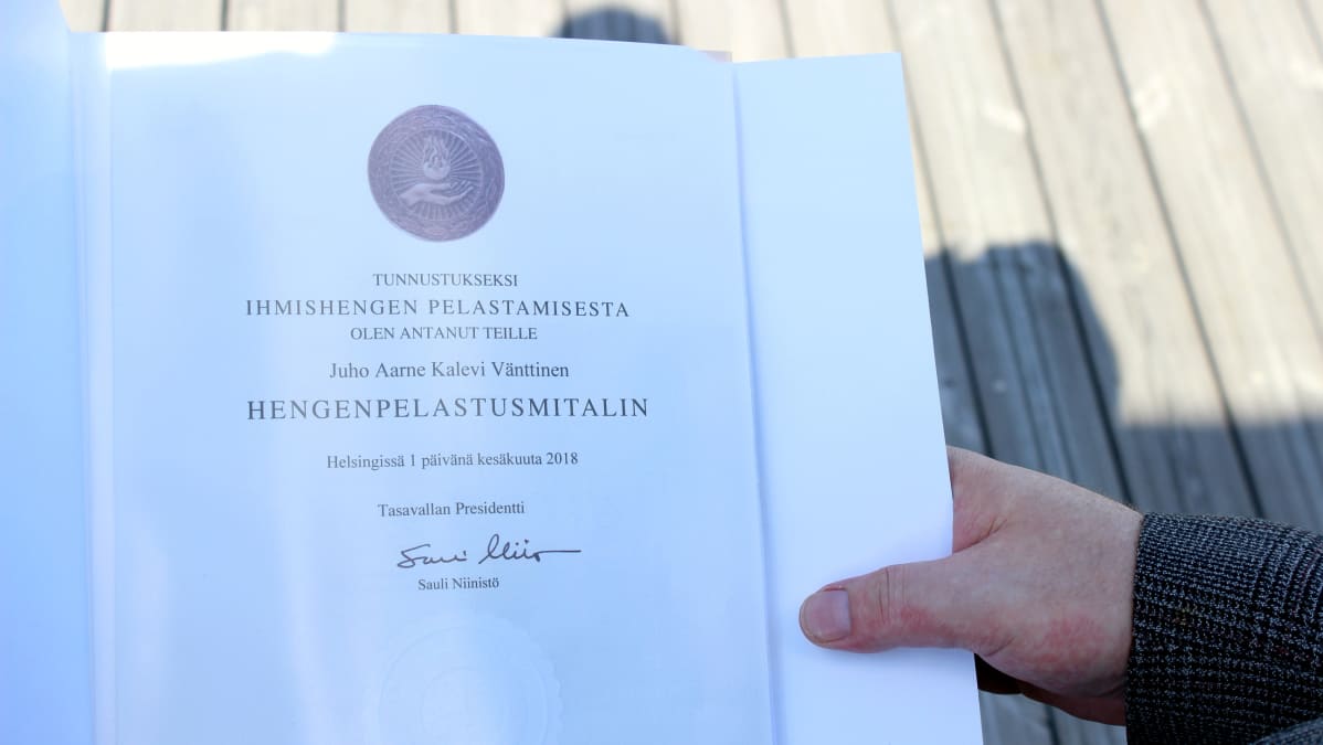 Juho Vänttinen esittelee todistustaan.
