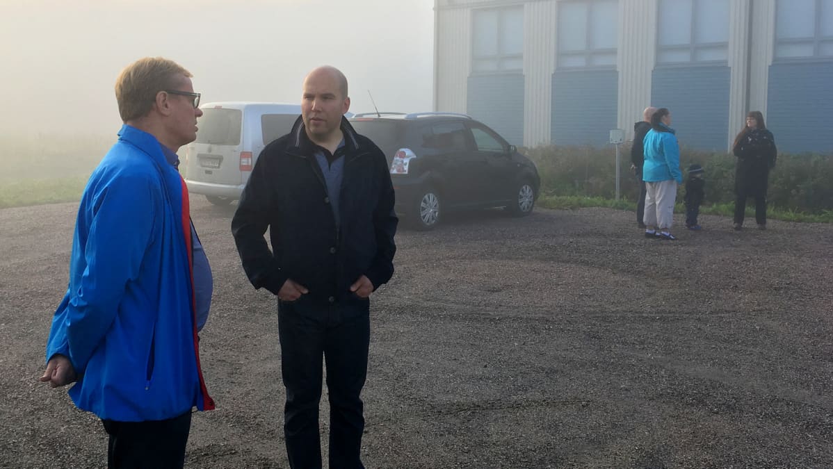 Rakennusneuvos Veli Hyyryläinen Elementit-E Oy (vas.) ja Tom Martelin, ekaluokkalaisen isä.