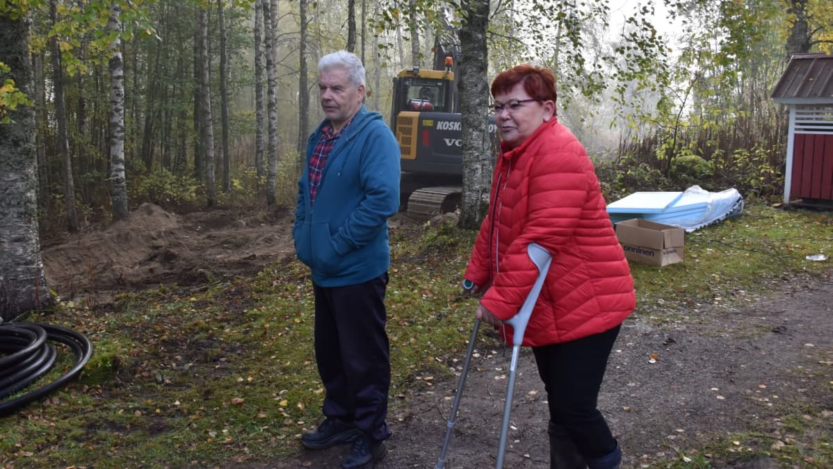 Sulo ja Lea Järviluoma kotipihallaan.