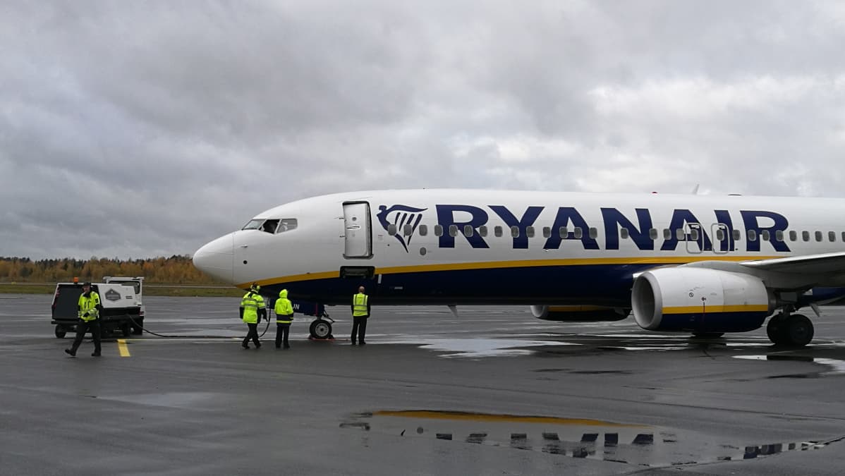Ryanairin lentokone Lappeenrannan lentokentällä.