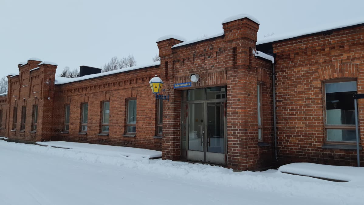 Tyhjillään oleva ruokalarakennus Rakuunamäellä Lappeenrannassa.