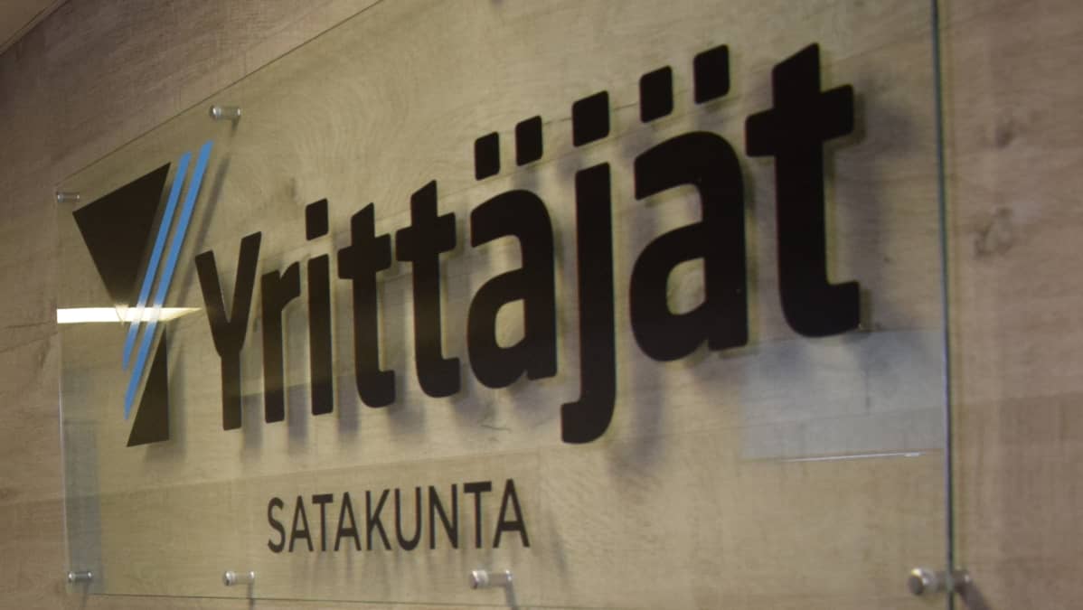 Satakunnan yrittäjien kyltti
