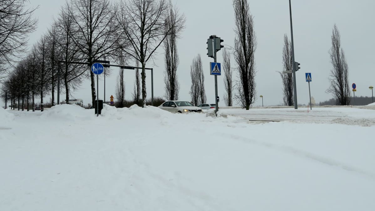 Lunta ja liikennettä Hämeenlinnan Paasikiventiellä