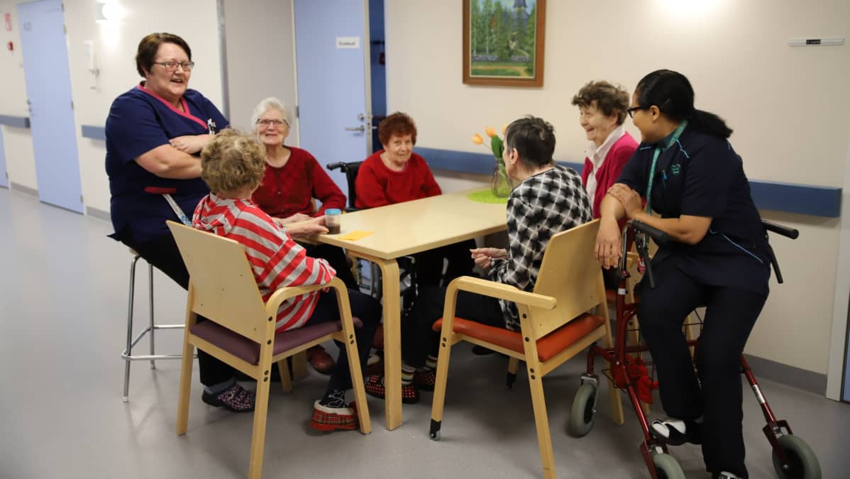 Tiina Nurminen juttelee palvelukodin asukkaiden kanssa