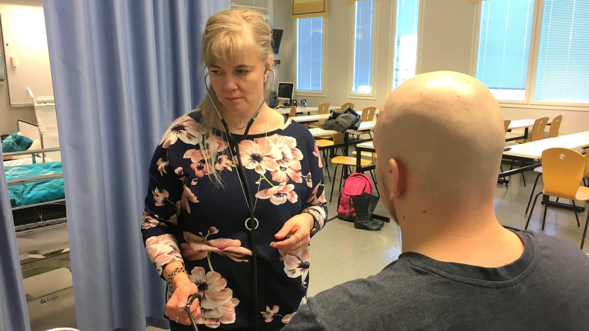 lähihoitajaopiskelijat Suvi Laajarinne ja Pertti Nieminen, Kouvolan seudun ammattiopisto