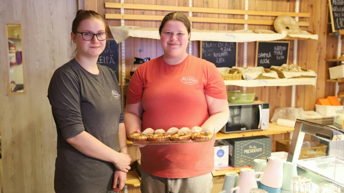 Pullapajan nuoret yrittäjät Meri Kotiluoto ja Sofia Anttila valmistavat tuotteensa itse. Leipominen alkaa jo aamuyöstä, jotta aamuksi saadaan tuoretta pullaa tarjolle.
