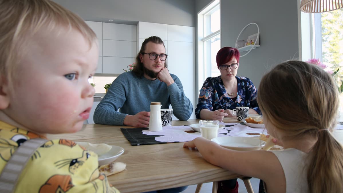 Jaakko Palmunen, Niina Palmunen ja lapset keittön pöydän ääressä.