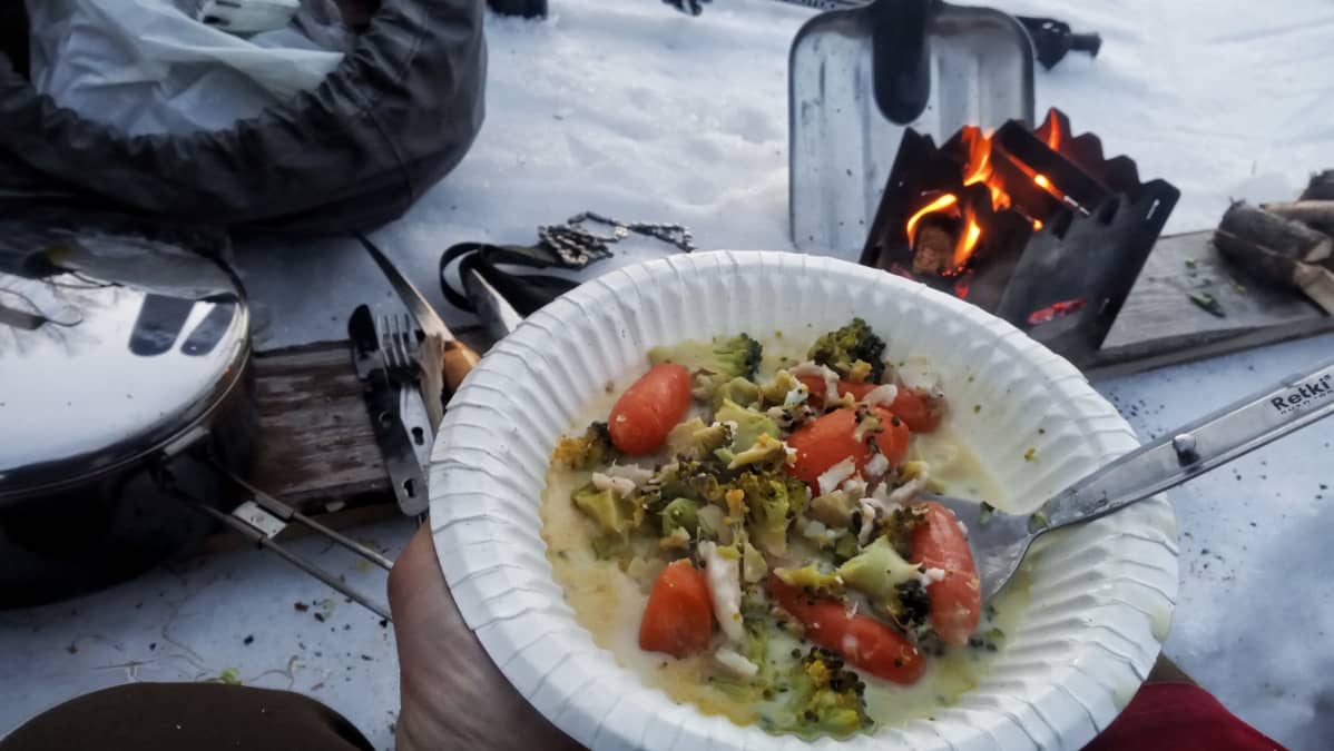 Tuoretta kalakeittoa pilkkireissussa.