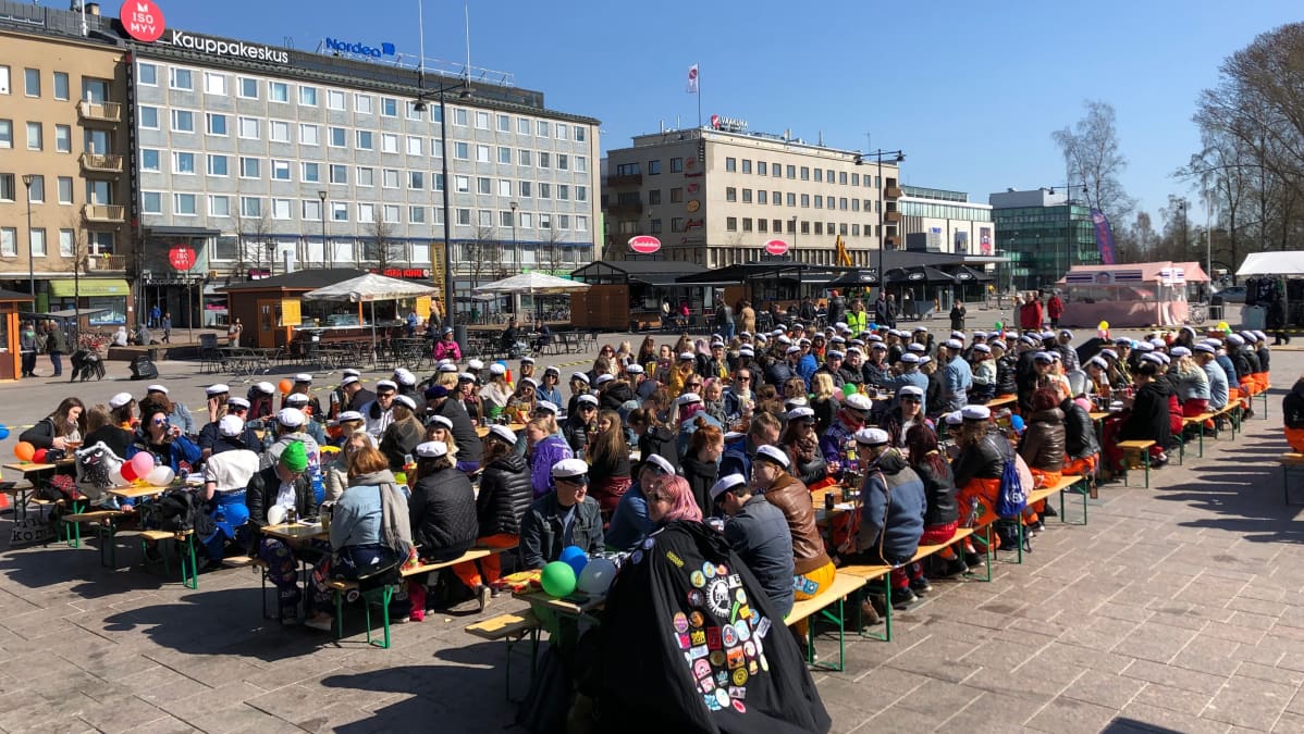 Vappuaattona järjestettiin opiskelijoiden ensimmäiset torisitsit Joensuussa.