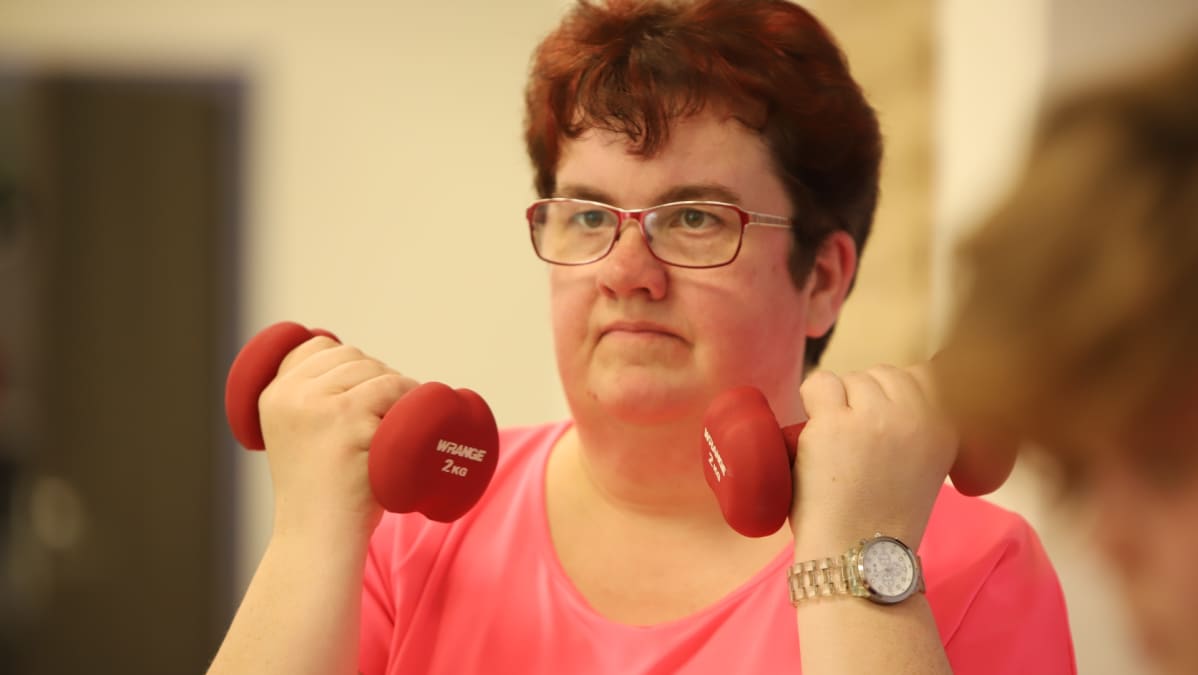 Maria Lehmuskallio-Loula nostaa painoja
