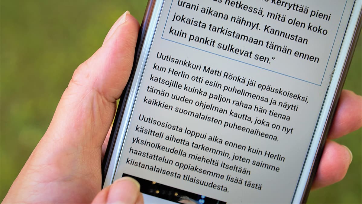 Tuula Starck-Schreiber esittelee huijausviestiä.