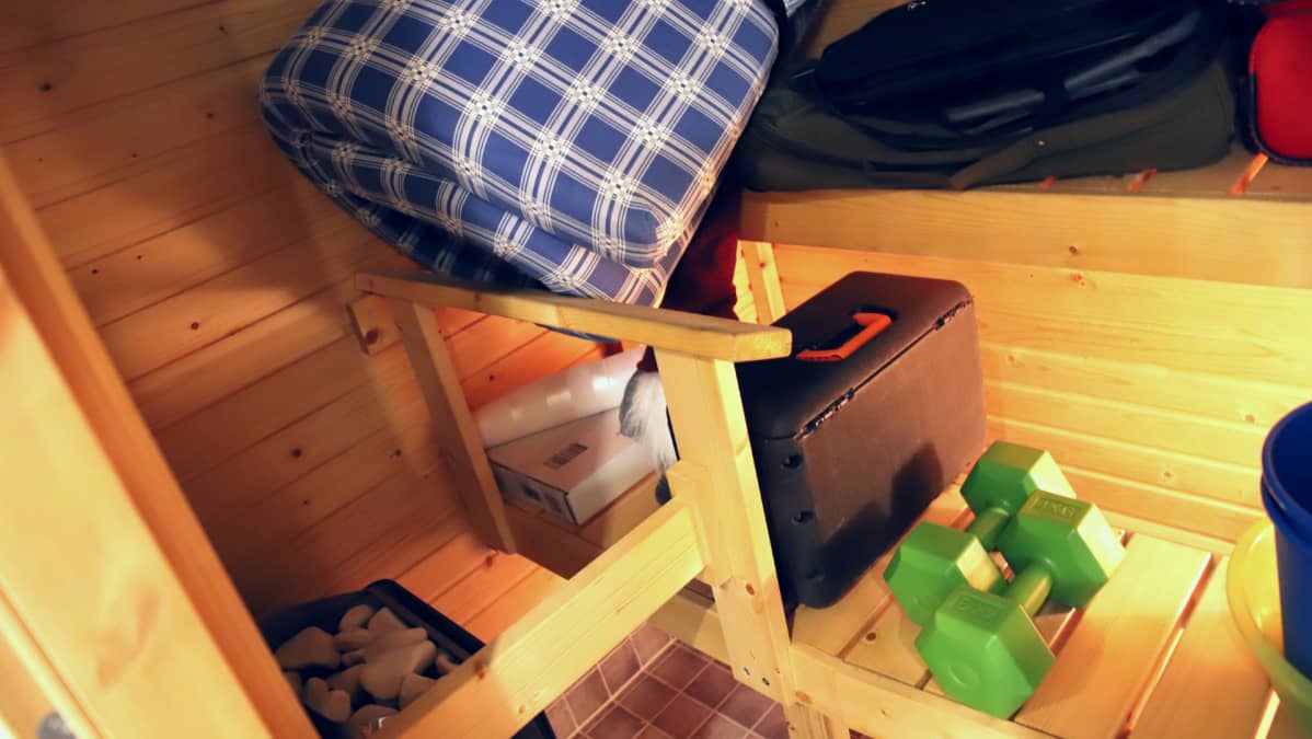 Sauna täynnä tavaraa.