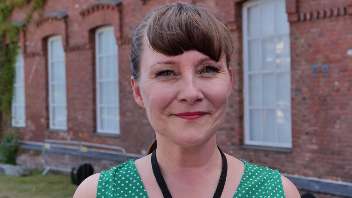 Työväen Musiikkitapahtuman toiminnanjohtaja Marianne Haapoja toivoo, että maahanmuuttoasioista puhuttaessa muistettaisiin, miten valtavasti suomalaisia lähti leivän perässä Ruotsiin. - He olivat tietyllä tavalla pakolaisia, eivät lähteneet sotaa karkuun, mutta nälkää.