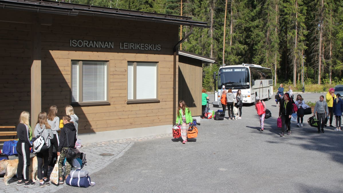 Nuoria leirikeskuksen pihalla.