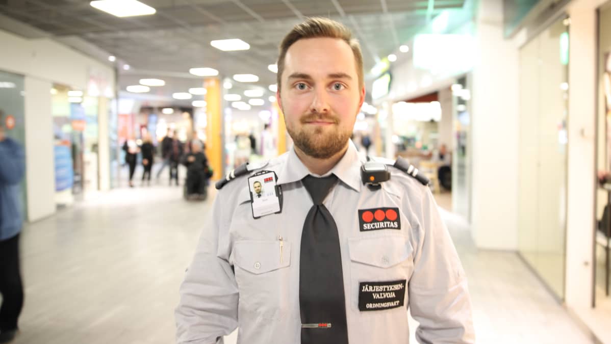 Nuorten oma järjestyksenvalvoja Jere toimii kauppakeskus Triossa Lahdessa