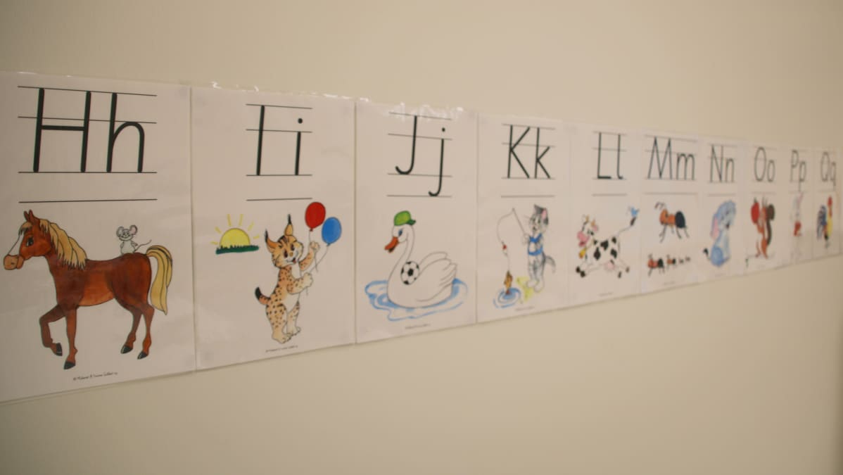 Kirjaimia koululuokan seinällä.