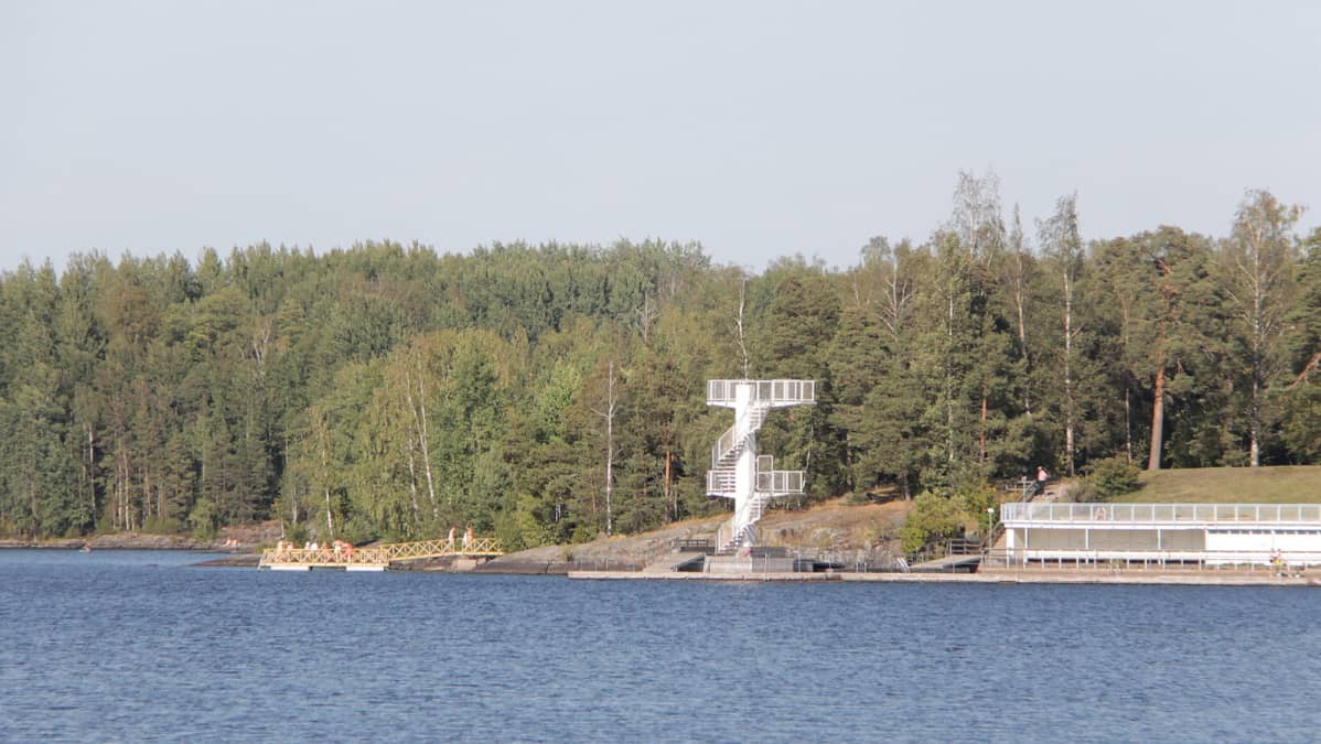 Myllysaaren sauna ja lähellä oleva hyppytorni.