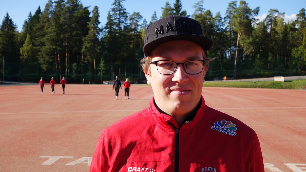 Kuvassa on Manse PP pelaamassa pesäpalloa.