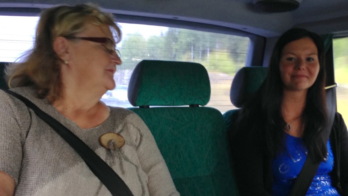 Matkalla hakemaan kulta-Anttia kotiin. Kuvassa Antti Ruuskasen äiti Aulikki Ruuskanen ja avovaimo Tuula Moilanen.