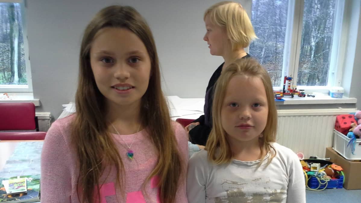 Venla ja Kaisla tekivät patalappuja puunoksista