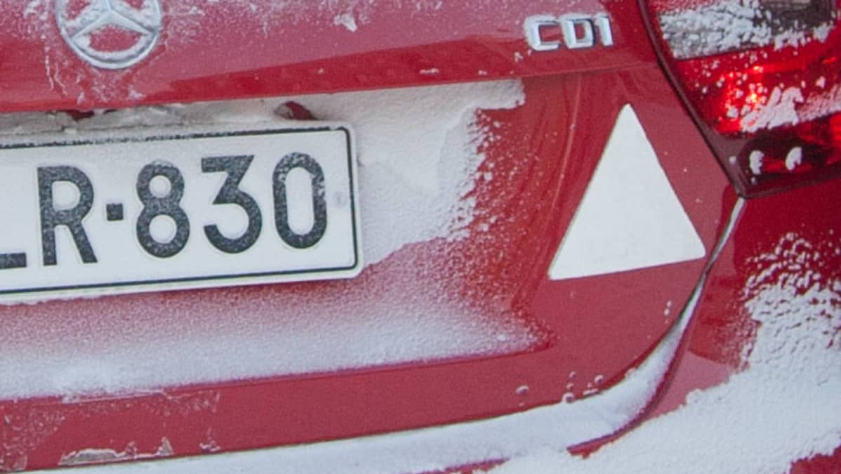 Autokoulun auton varoituskolmio.