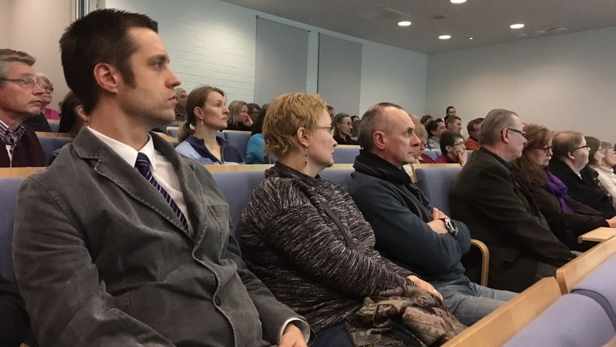 Asukastilaisuus täytti Aleksis Kiven koulun auditorion.