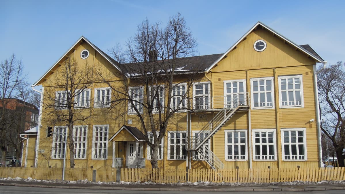 Puu-Anttila kuvattuna kadun puolelta.