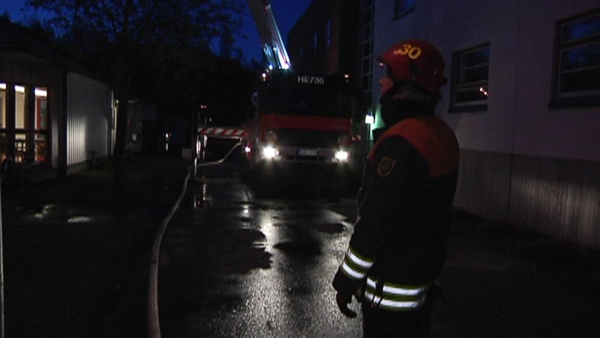 Palomies ja smmutuskalustoa palopaikalla.
