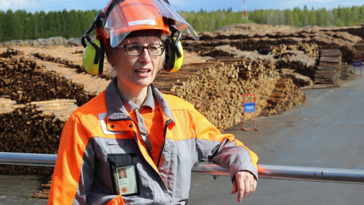 Storan Enson liukosellun tekninen asiakaspalvelupäällikkö Sirpa Välimaa.