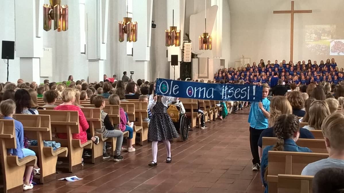 Seinäjoen alakoulujen kevätkirkossa konsertoi juuri levyn julkaissut Solina-kuoro.